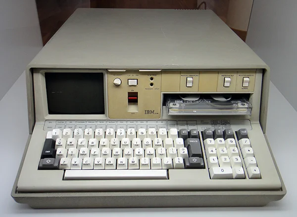 実在のレトロPCであるIBM 5100と、自称タイムトラベラーのジョン・タイターが掲示板に投稿したC204型タイムマシンの設計図