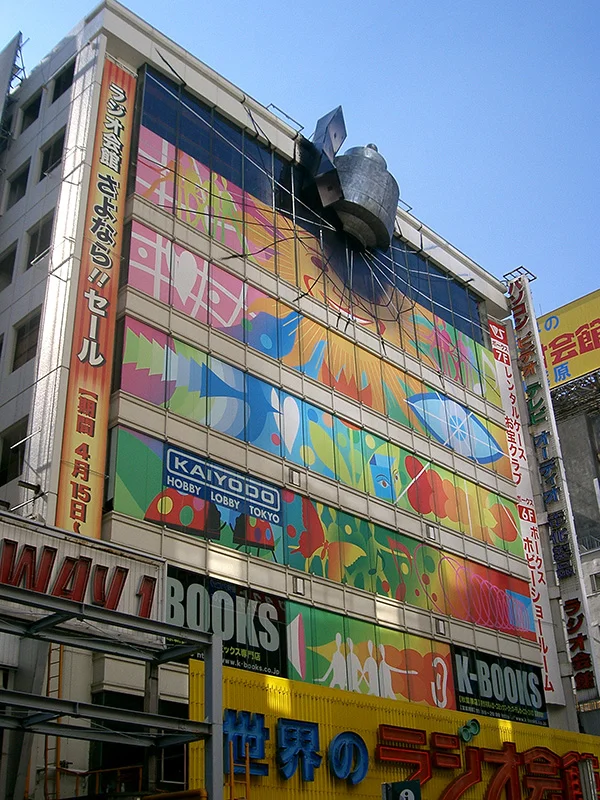STEINS;GATEの舞台となった2010年頃の秋葉原の風景と、作中に登場するラジオ会館の旧駅舎の実際の写真