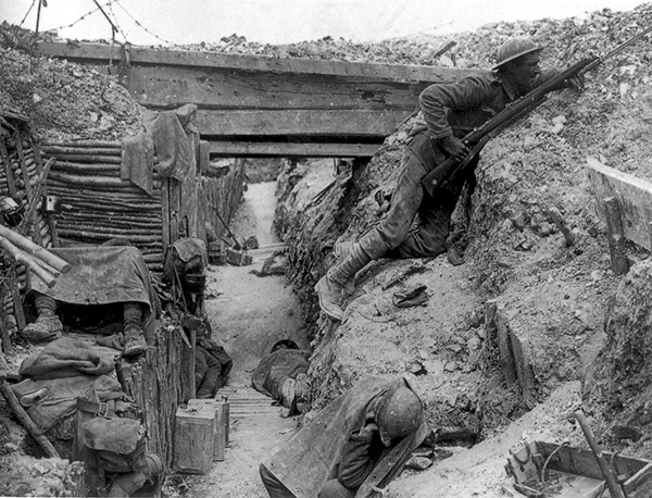 第一次世界大戦の西部戦線における塹壕内部の様子を示す白黒記録写真