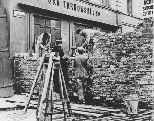 進撃の巨人の「壁」の元ネタとなった、ナチスドイツがユダヤ人を隔離するために建設したワルシャワ・ゲットーの実際の壁の写真