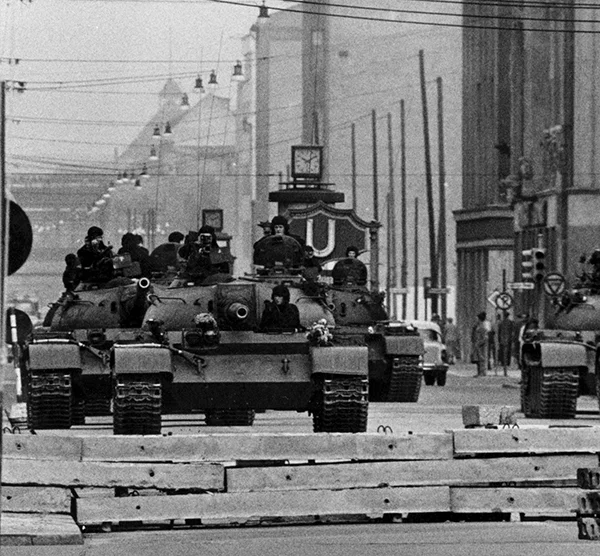 冷戦期ベルリンの検問所チェックポイント・チャーリー(1961年)