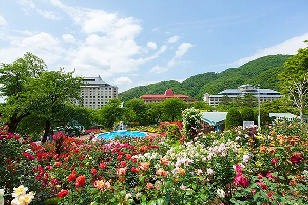 岩手県花巻市にある花巻温泉の施設と庭園の風景